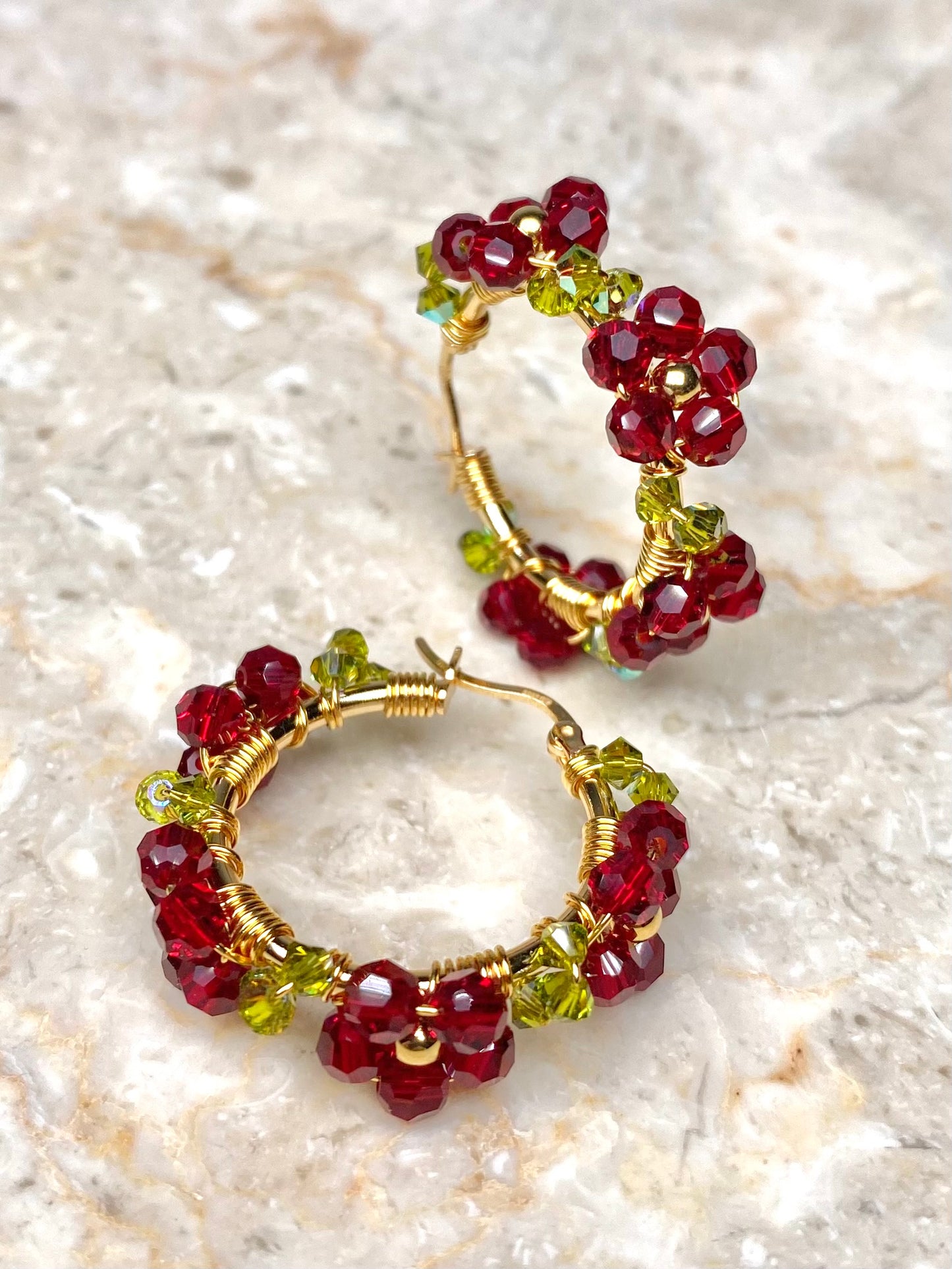 Tummanpunaiset kultaiset kukkakorvakorut