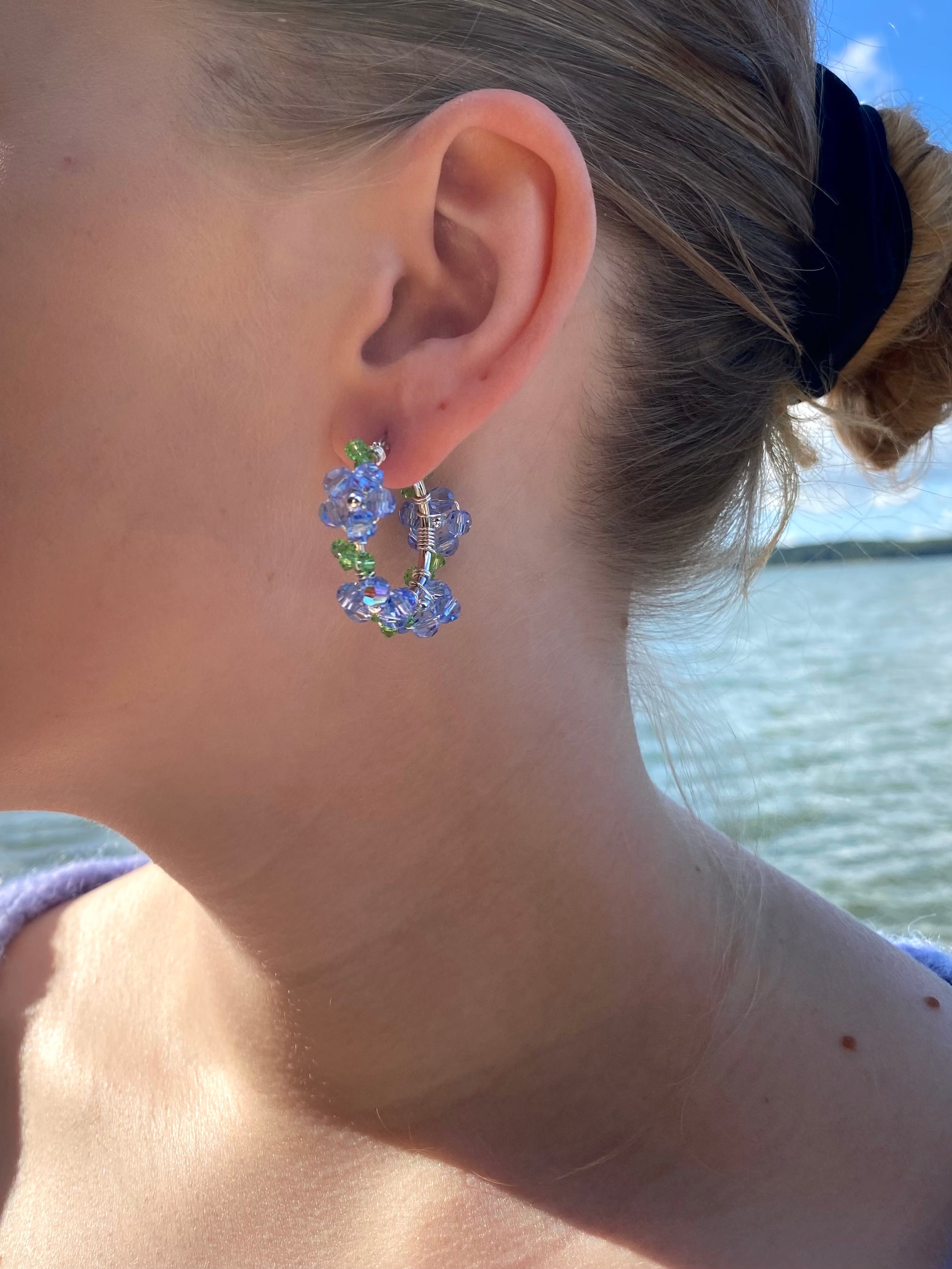 Hopeiset kukkakorvakorut vaaleansininen