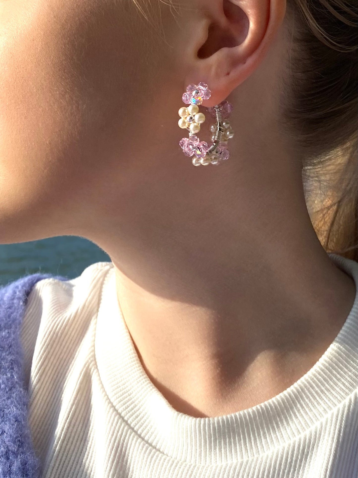 Vaaleanpunaisilla ja valkoisilla kukilla koristellut korvakorut, hopea