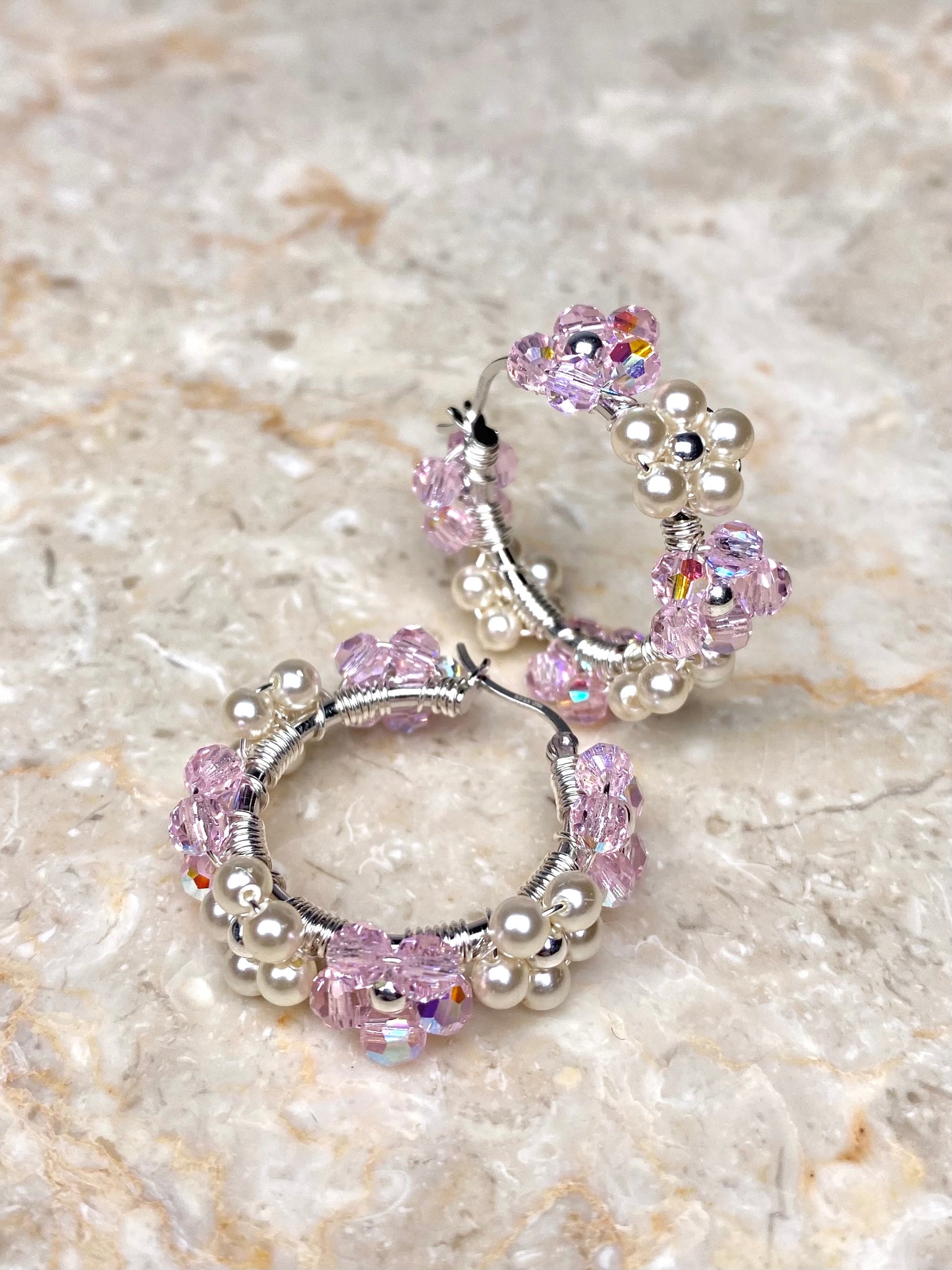 Hopeiset kukkakorvakorut, vaaleanpunaiset ja helmiäisen väriset kristallit