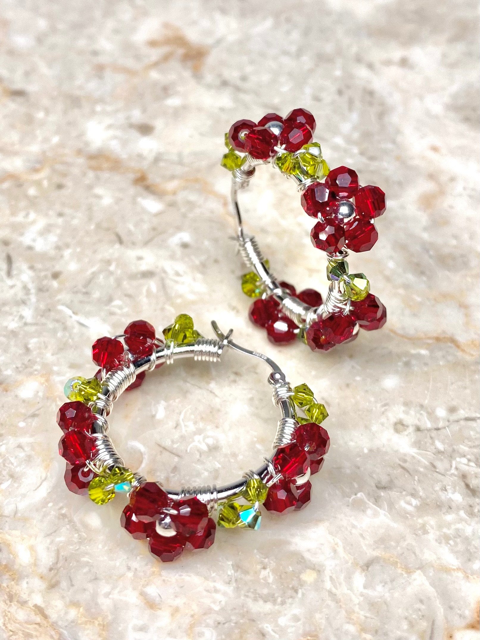 Hopeiset kukkakorvakorut tummanpunaisilla kukilla