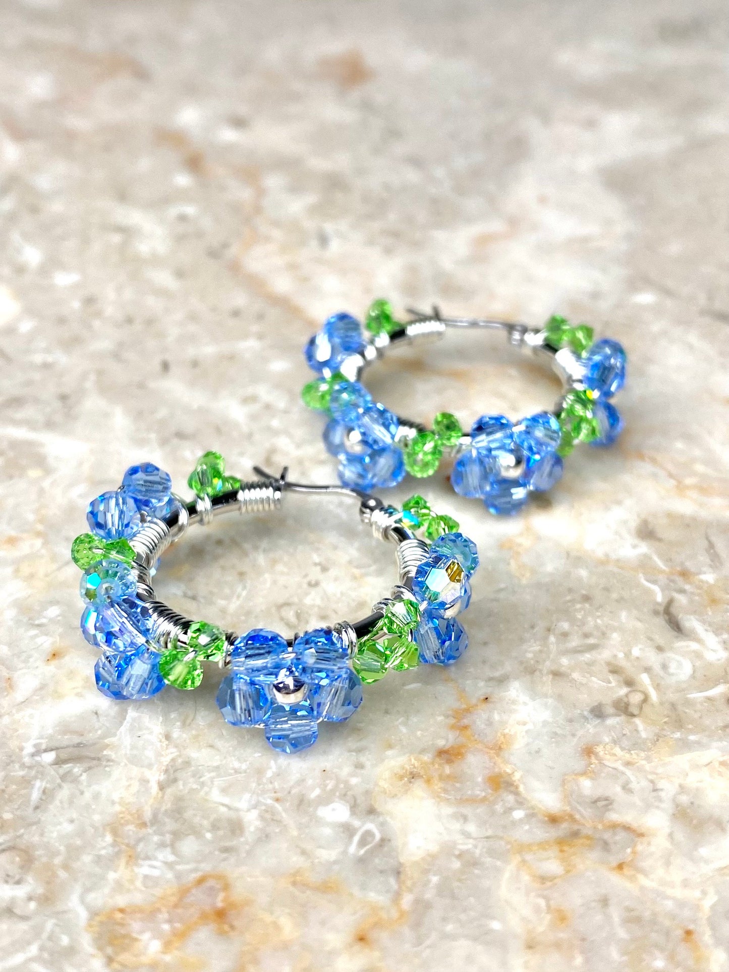 näyttävät siniset korvakorut, joissa koristeena kukkia, hopea