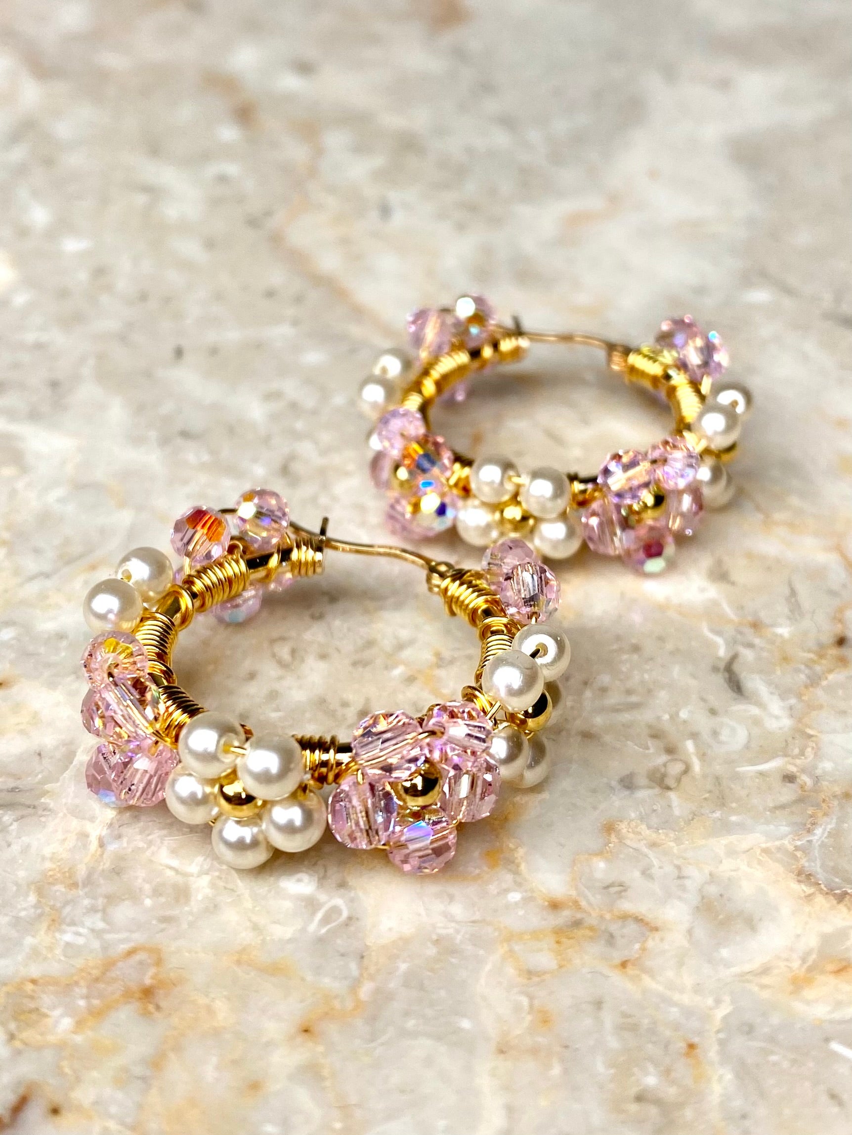 Näyttävät kukkakorvakorut, joissa on vaaleanpunaisia helmiä