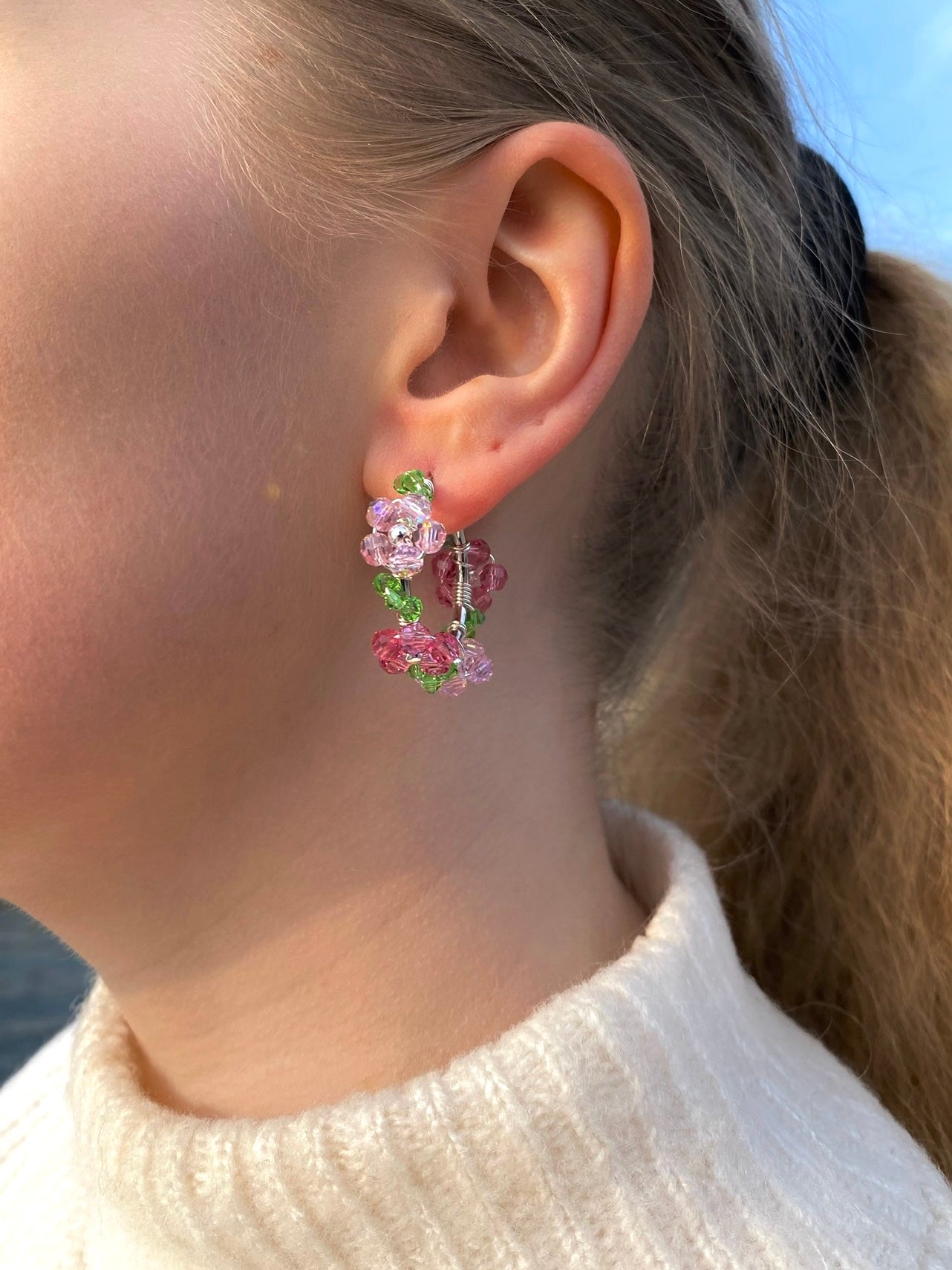Hopeiset rengaskorvakorut, joissa on vaaleanpunaisia ja pinkkejä kristallikukkia