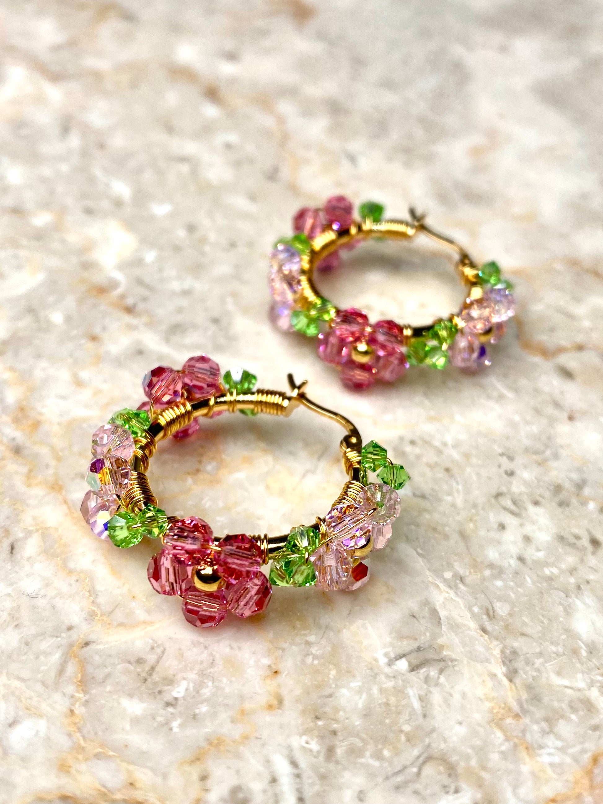 Ronja Selina kristallikukkakorvakorut kultaisena ja vaaleanpunaisilla kukilla