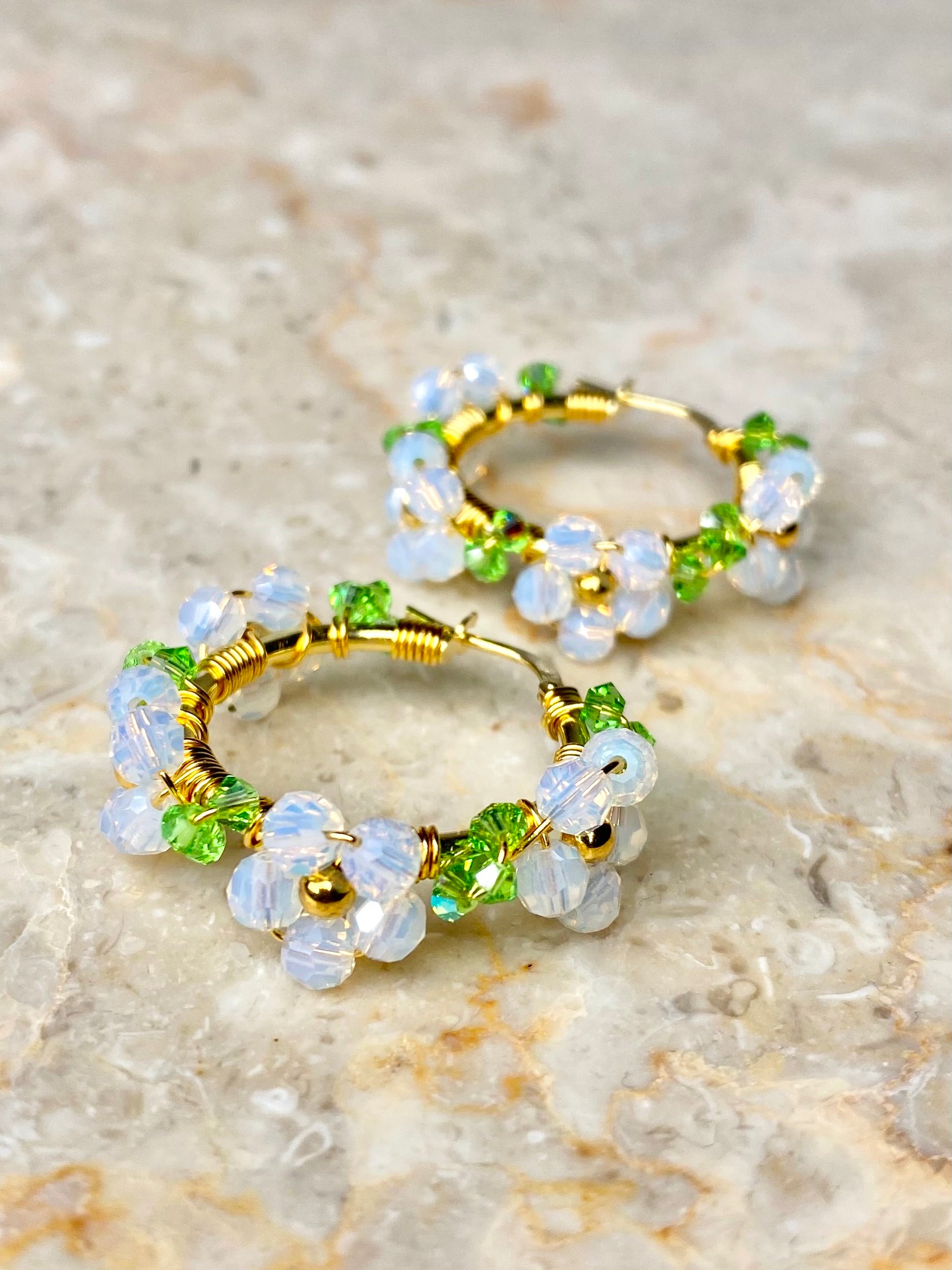 Ronja Selina Kristalliniitty korvakorut, kullattu hopea, koristeltu valkoisilla kukilla