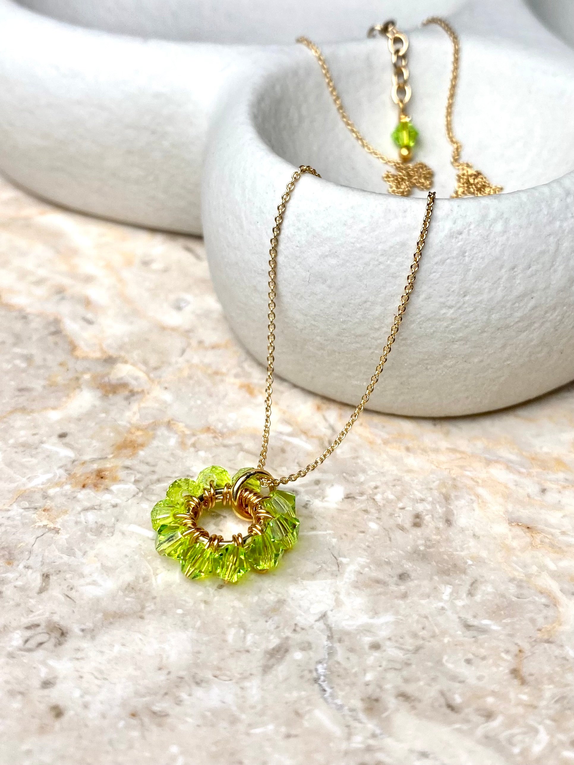 Vaaleanvihreä kaulakoru, joka on käsintehty kullatusta hopeasta.