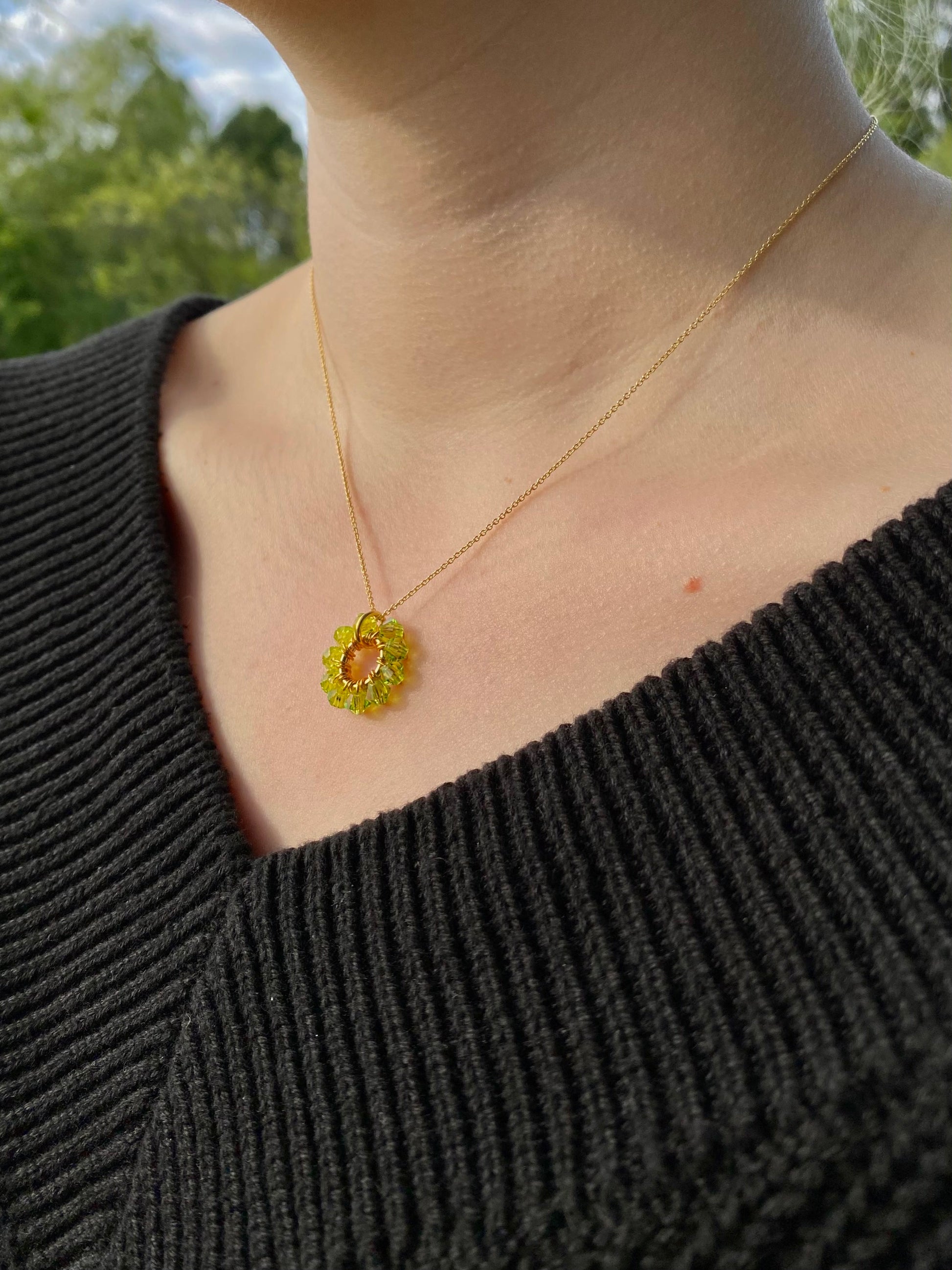 Vaaleanvihreä siro kaulakoru mallin kaulassa