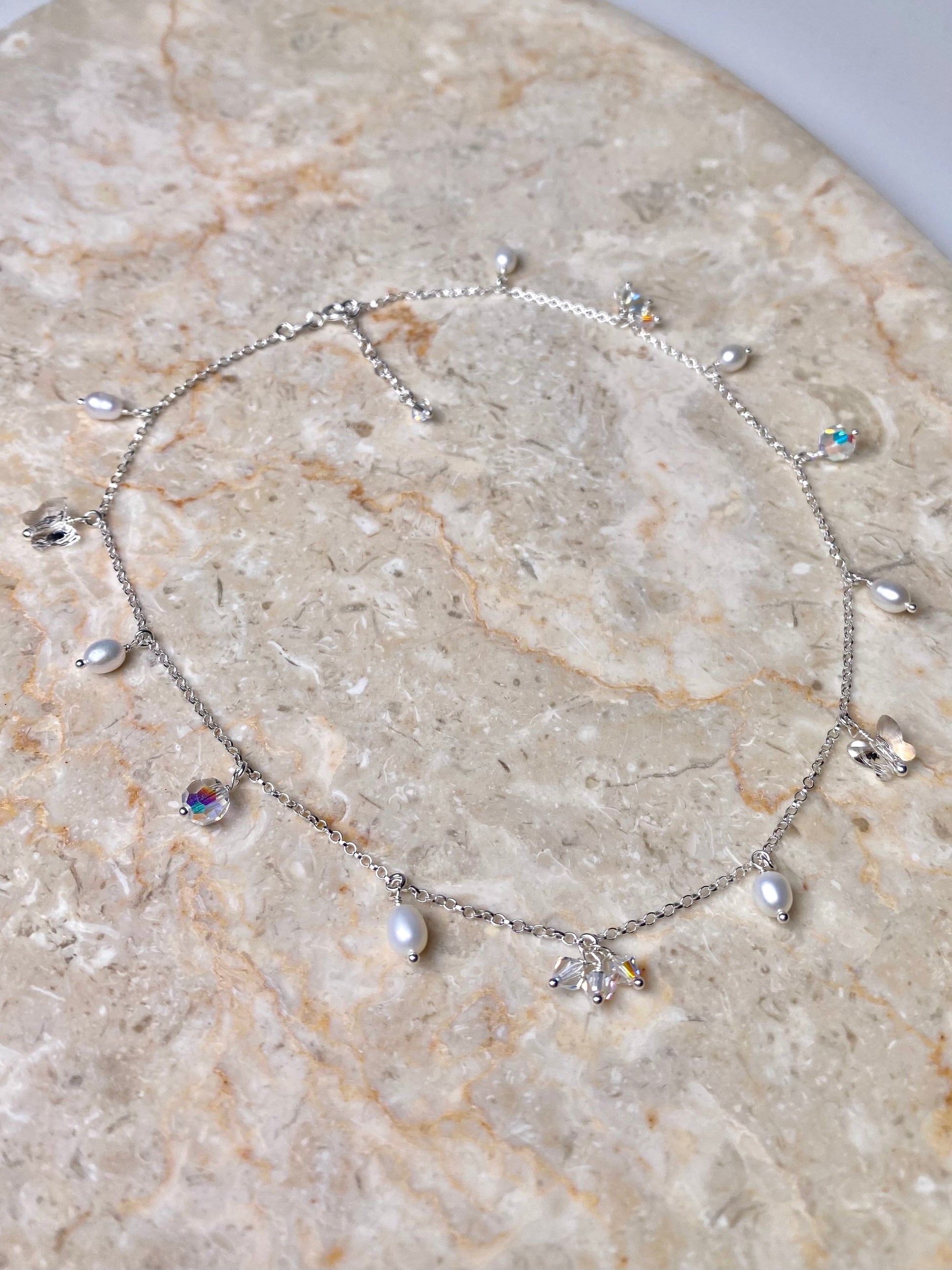 Riipuskaulakoru, joka on käsintehty kierrätetystä hopeasta