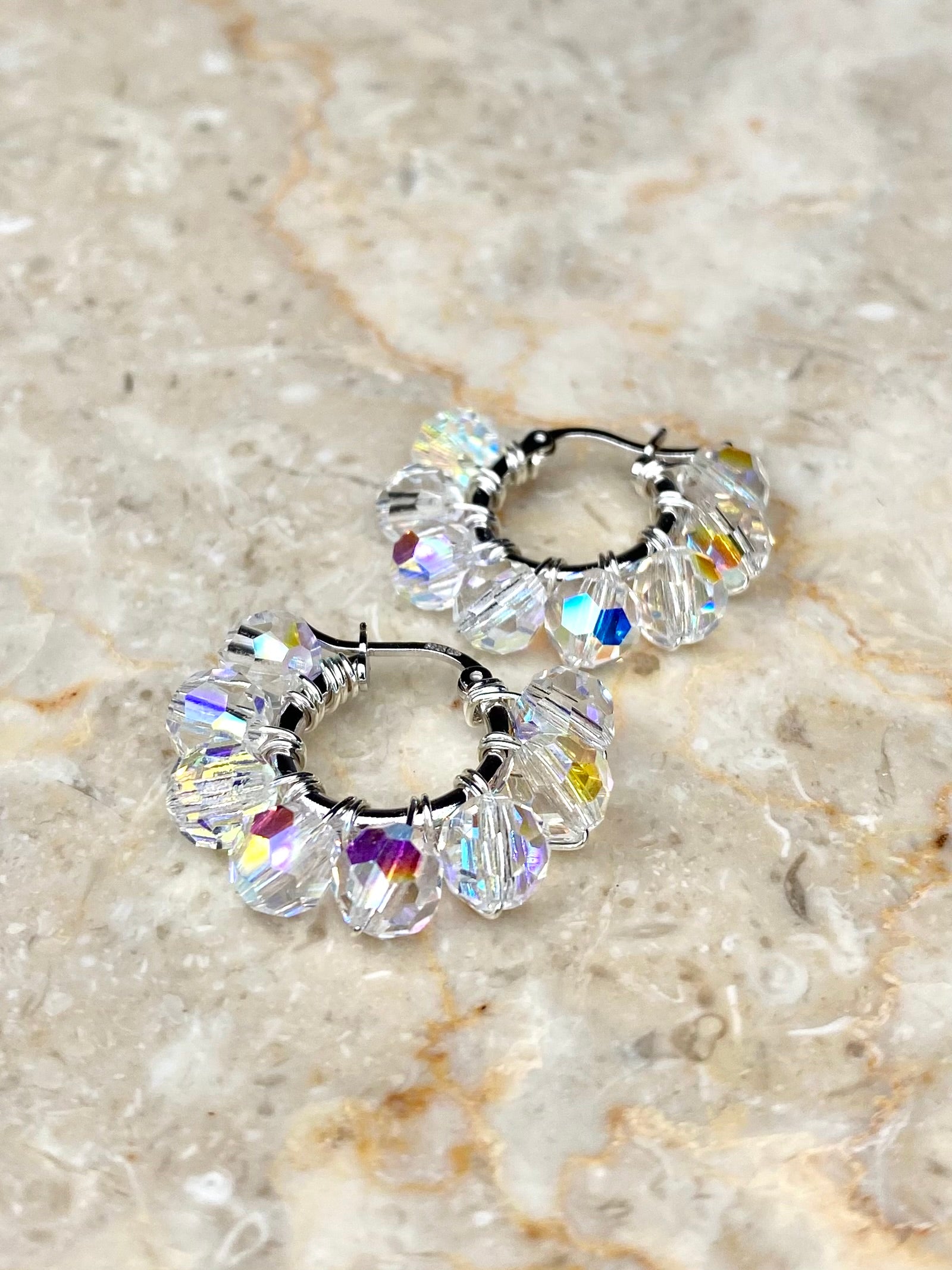 Kirkkaat hopeiset korvakorut