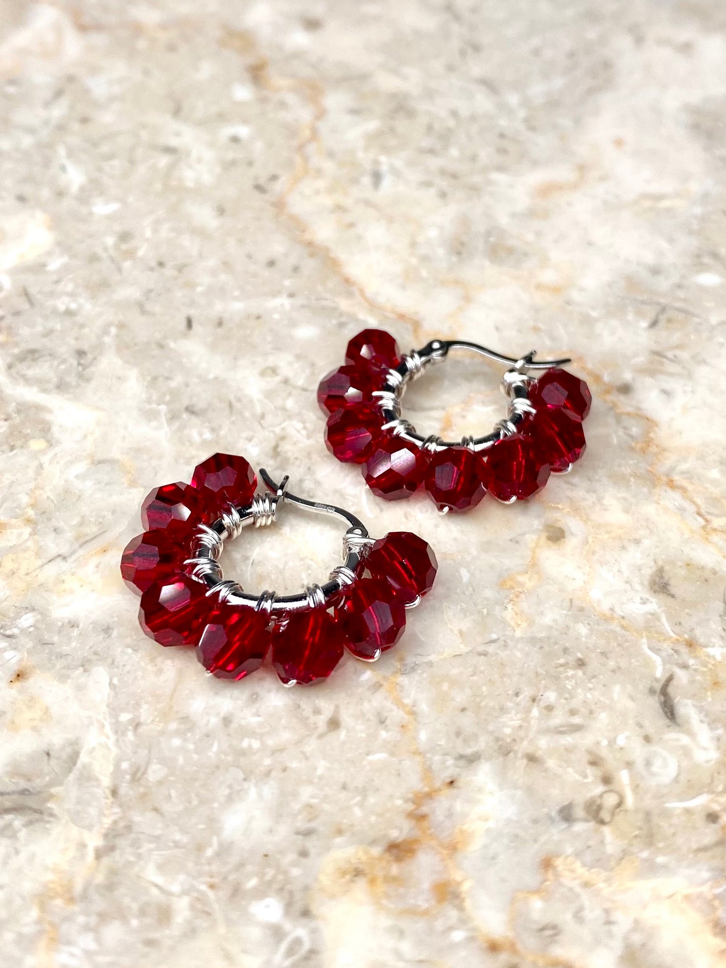 Tummanpunaiset hopeiset korvakorut Ronja Selina merkiltä