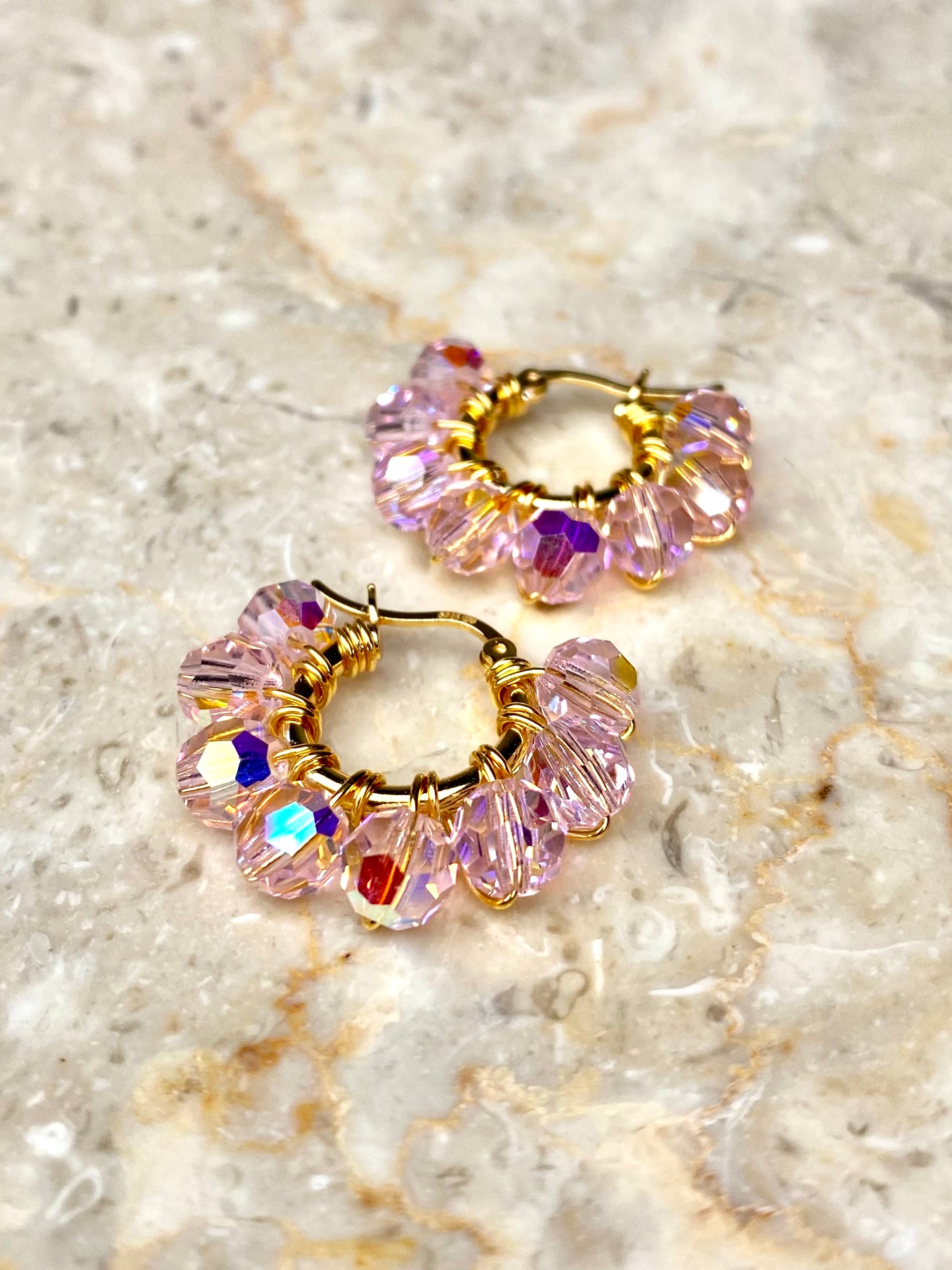 Vaaleanpunaiset Ronja Selina korvakorut, jotka on tehty kullatusta opeasta