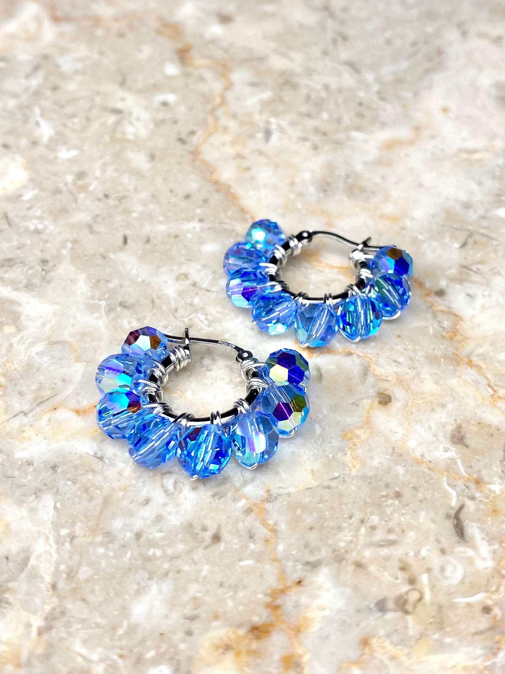 Hopeiset minimalistiset vaaleansiniset korvakorut