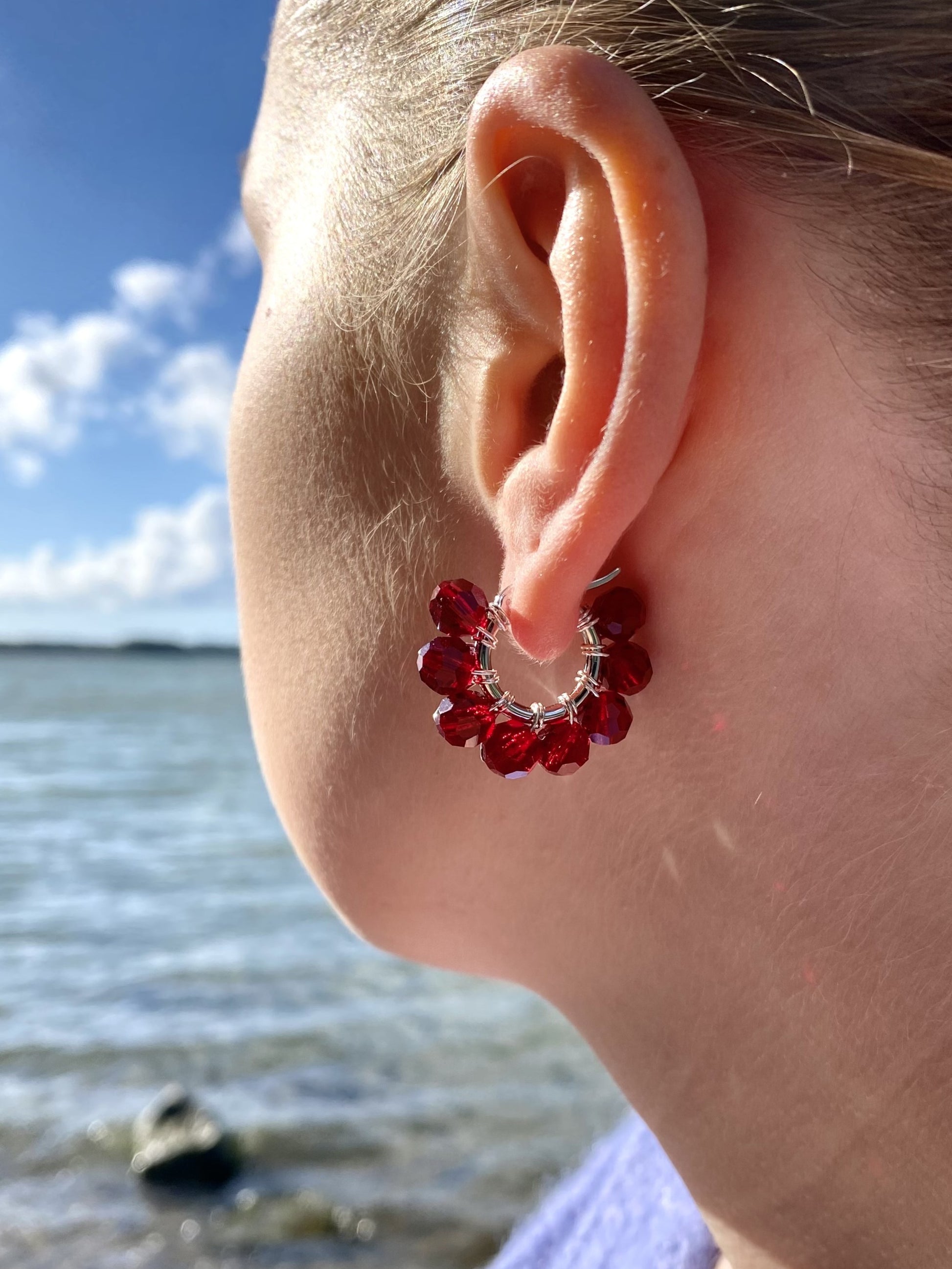 Tummanpunaiset kristallikorvakorut, hopea