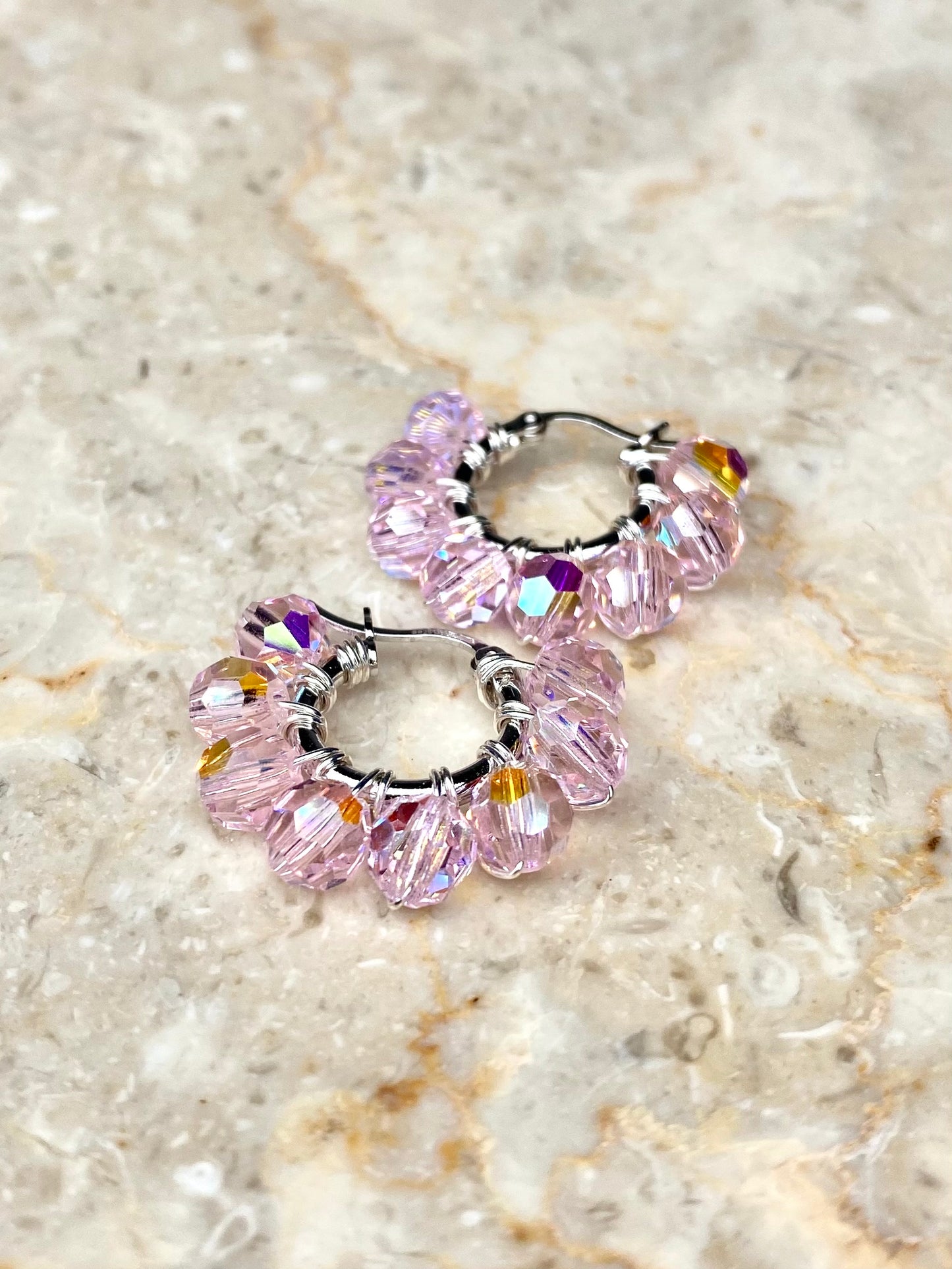 Hopeiset pienet korvakorut, joissa on vaaleanpunaisia kristallihelmiä