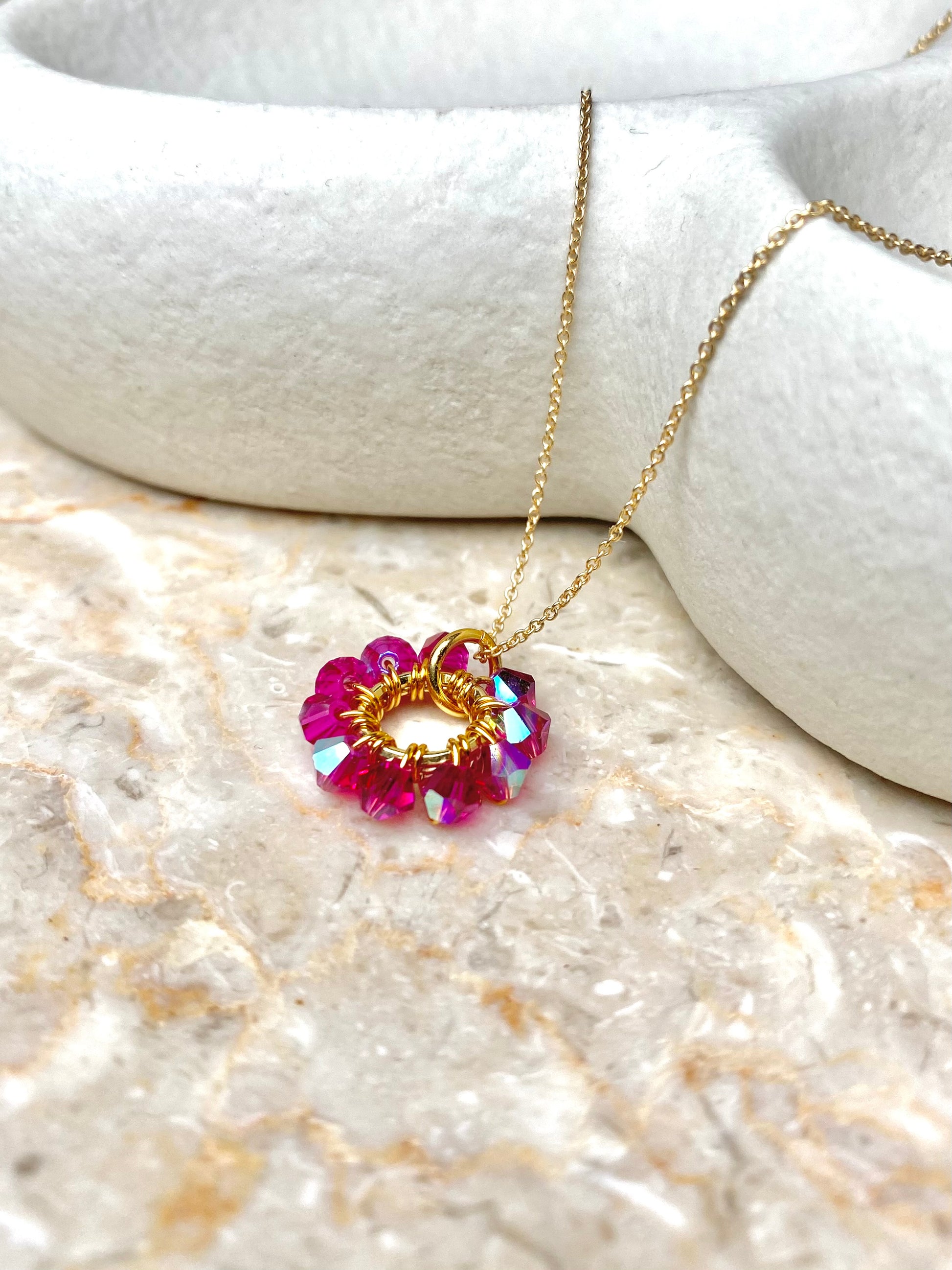 Kultainen kaulakoru minimalistisella rengasriipuksella