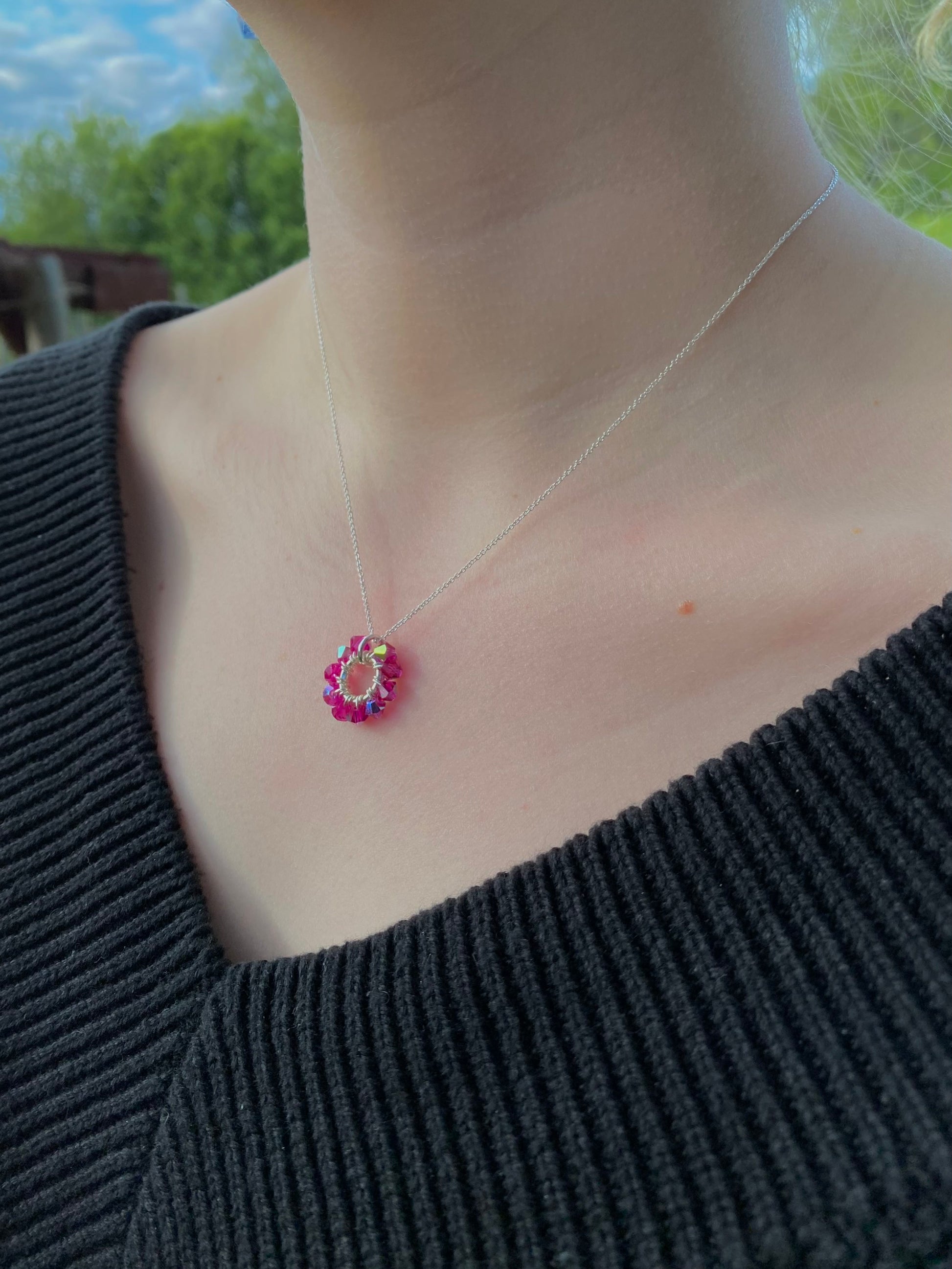 Hopea pinkki kaulakoru mallin kaulassa