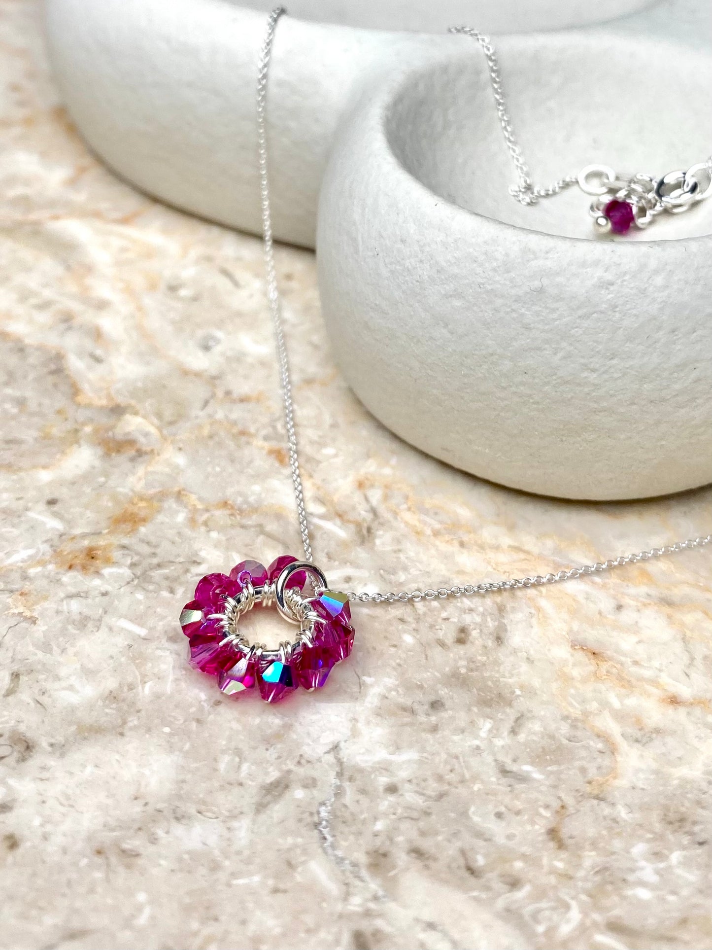 Minimalistinen ja siro pinkki kaulakoru, joka on käsintehty hopeasta