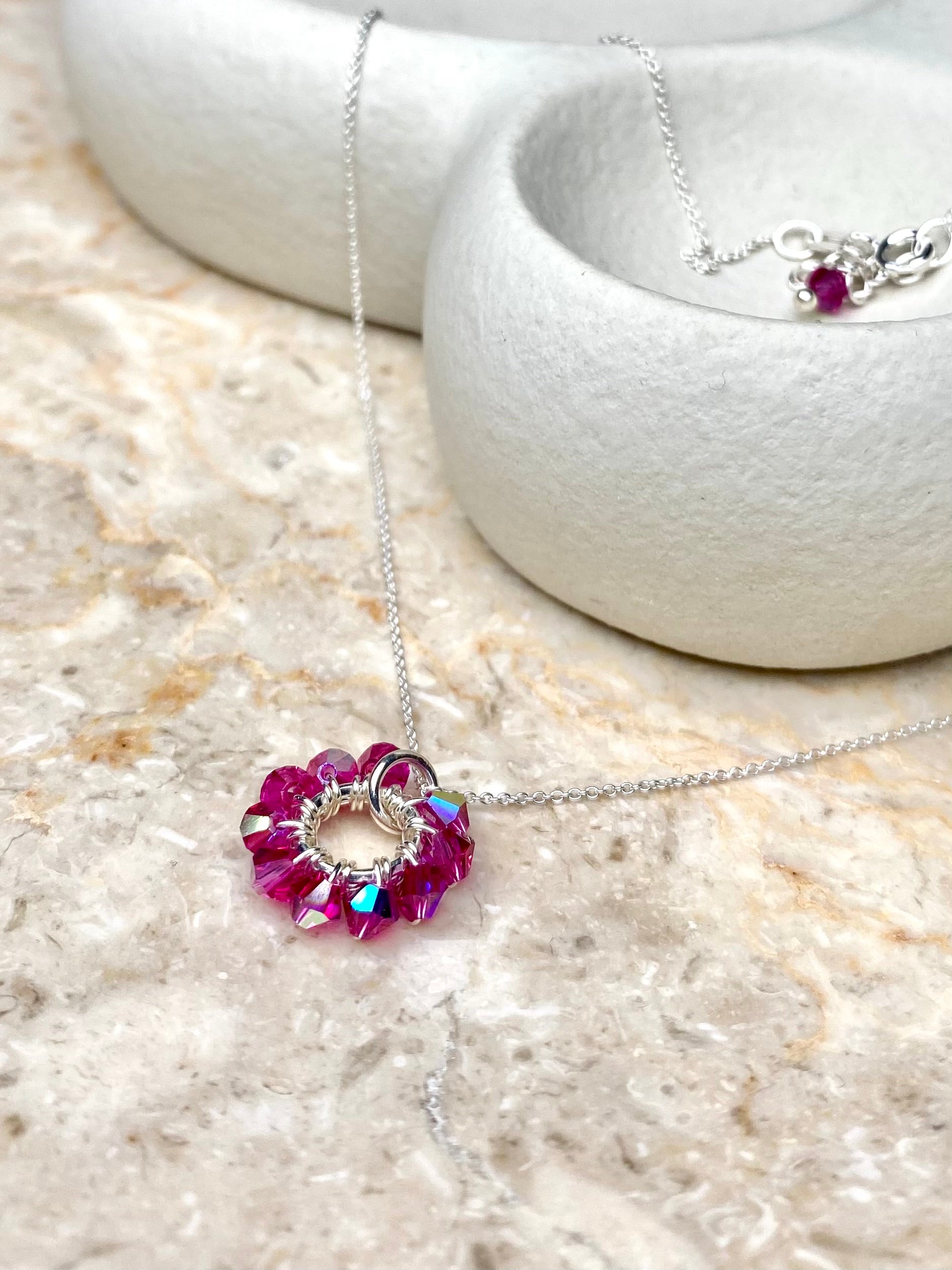 Minimalistinen ja siro pinkki kaulakoru, joka on käsintehty hopeasta