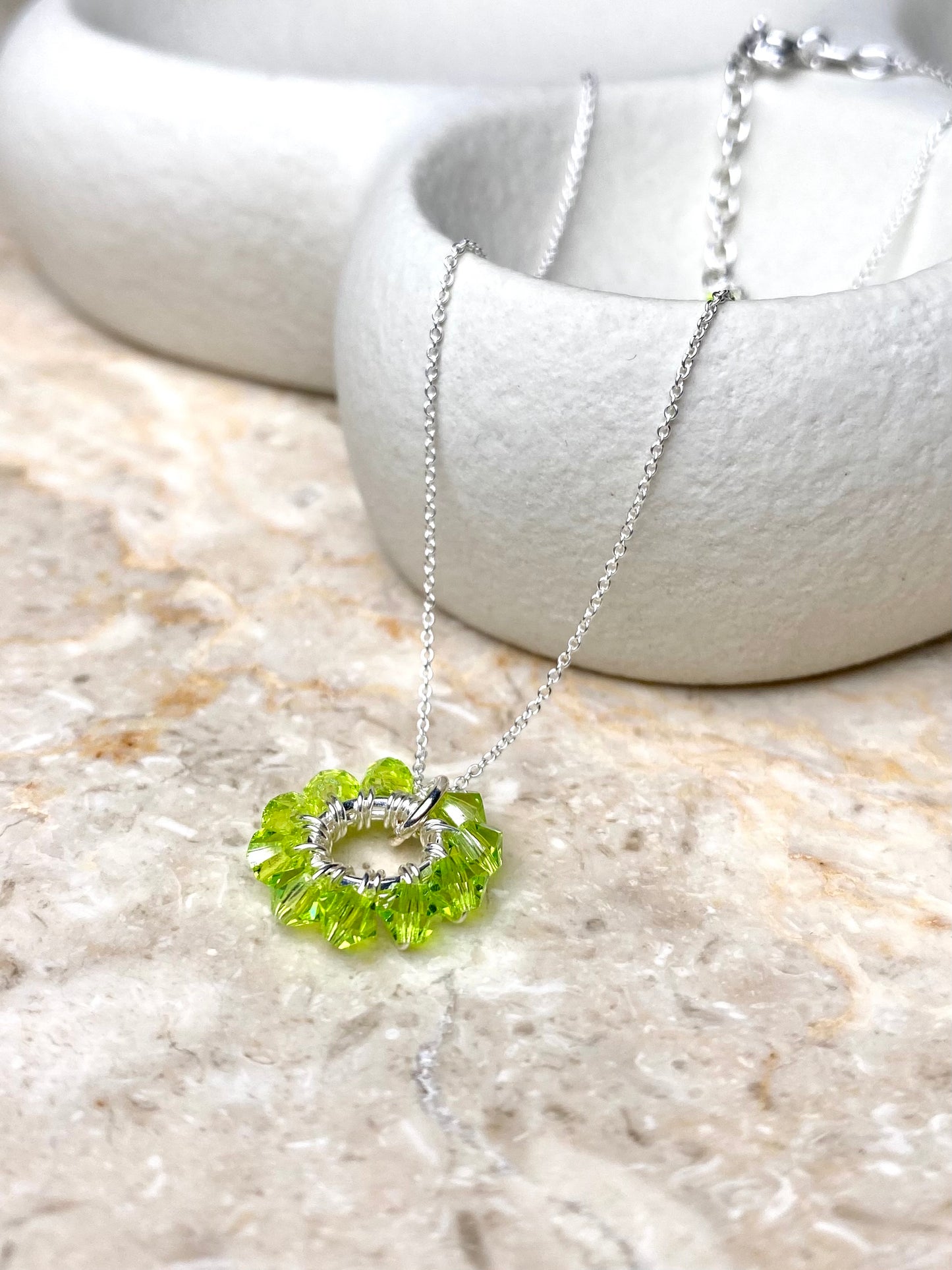 Siro hopeasta tehty kaulakoru, jossa on ohut ketju ja yksinkertainen rengasriipus