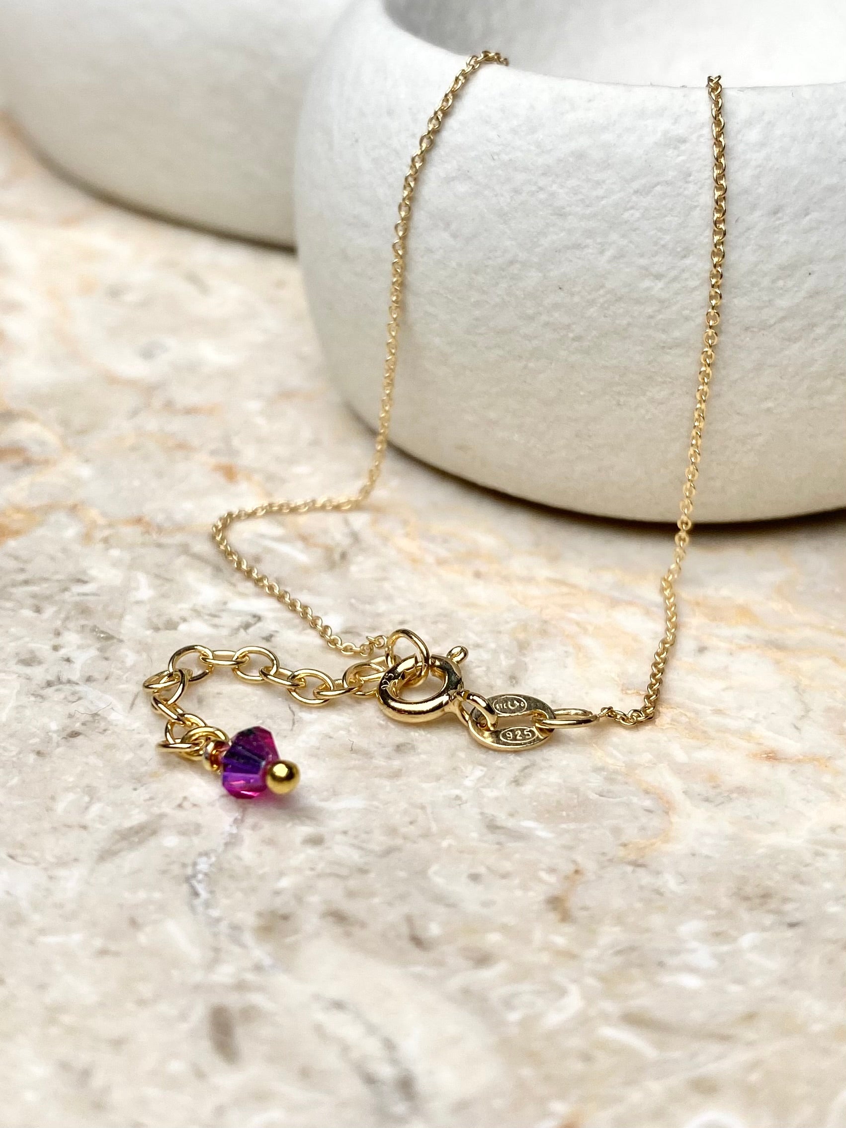 Fuksian värinen kultainen kaulakoru, lähikuva kaulakorun lukosta