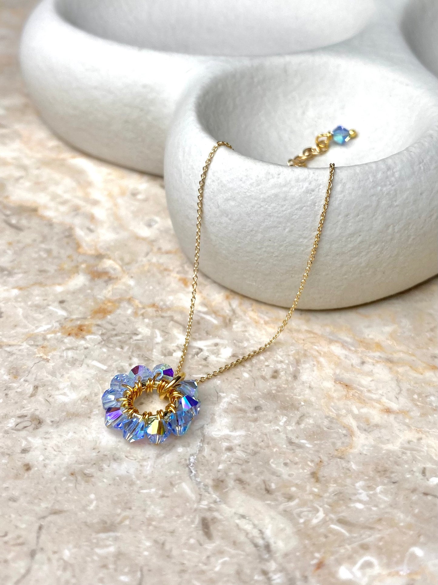 Käsintehty kullattu hopeinen kaulakoru vaaleansinisillä kristalleilla