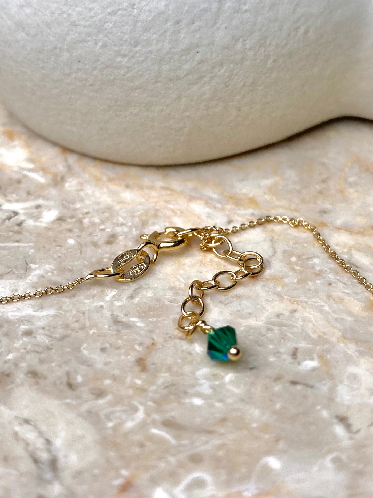 Kullatusta hopeasta tehty siro vihreä kaulakoru, lähikuva korun lukosta.