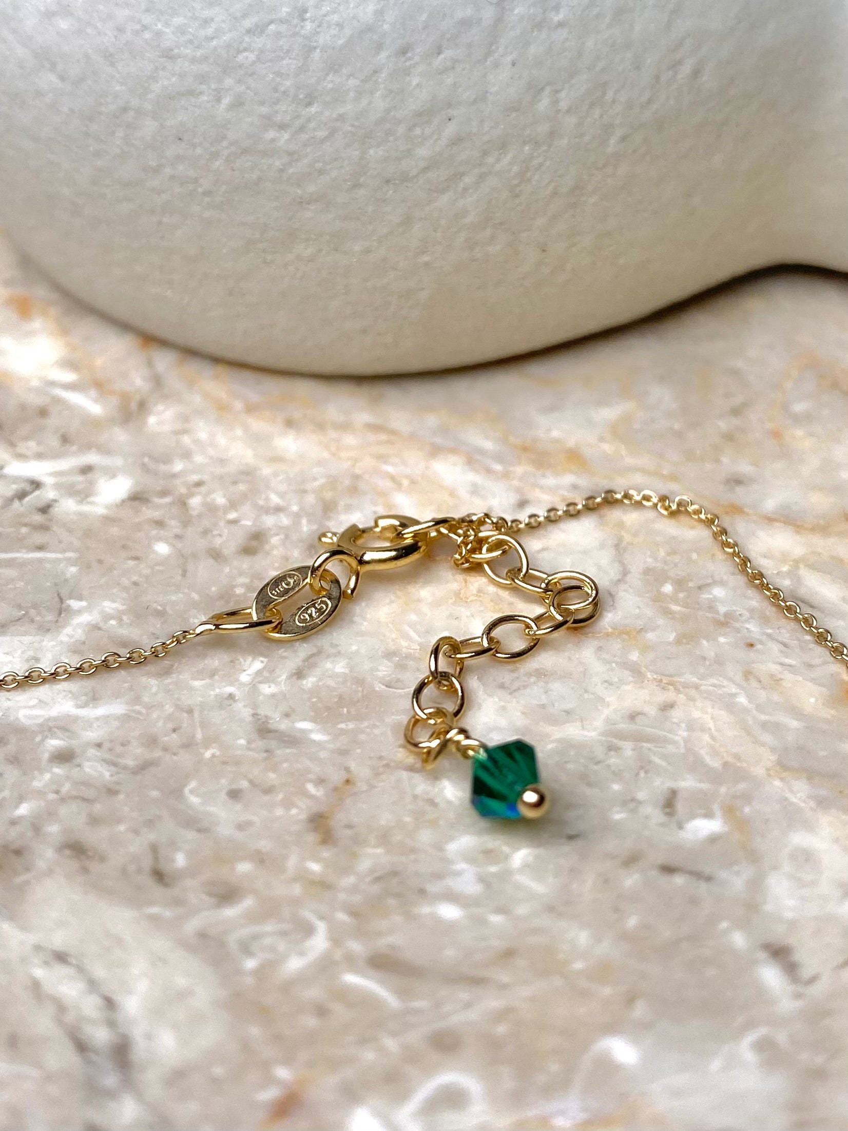 Kullatusta hopeasta tehty siro vihreä kaulakoru, lähikuva korun lukosta.