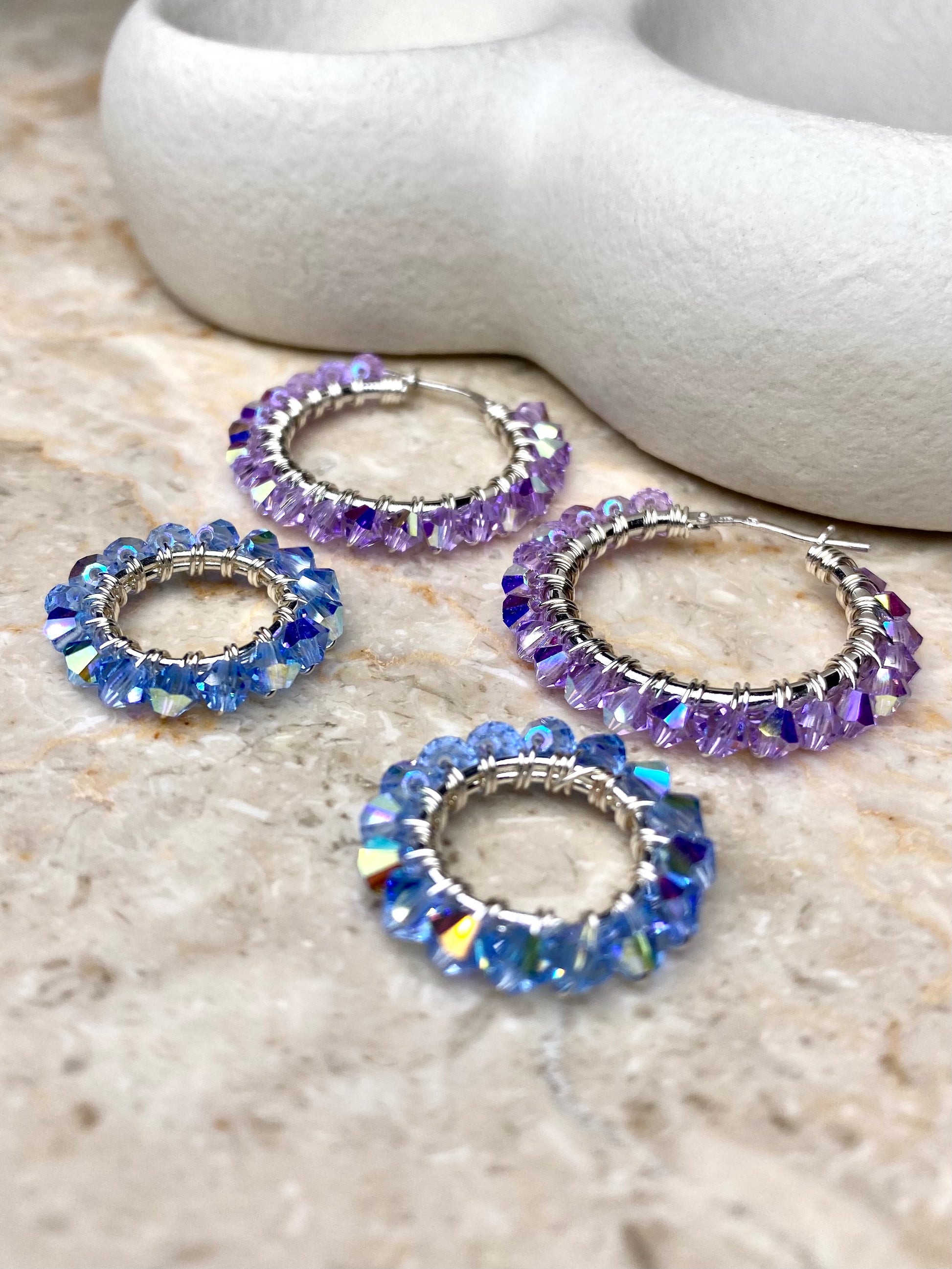 Hopeiset värikkäät 2-in-1 korvakorut, joissa riipusrenkaat voi ottaa pois. 