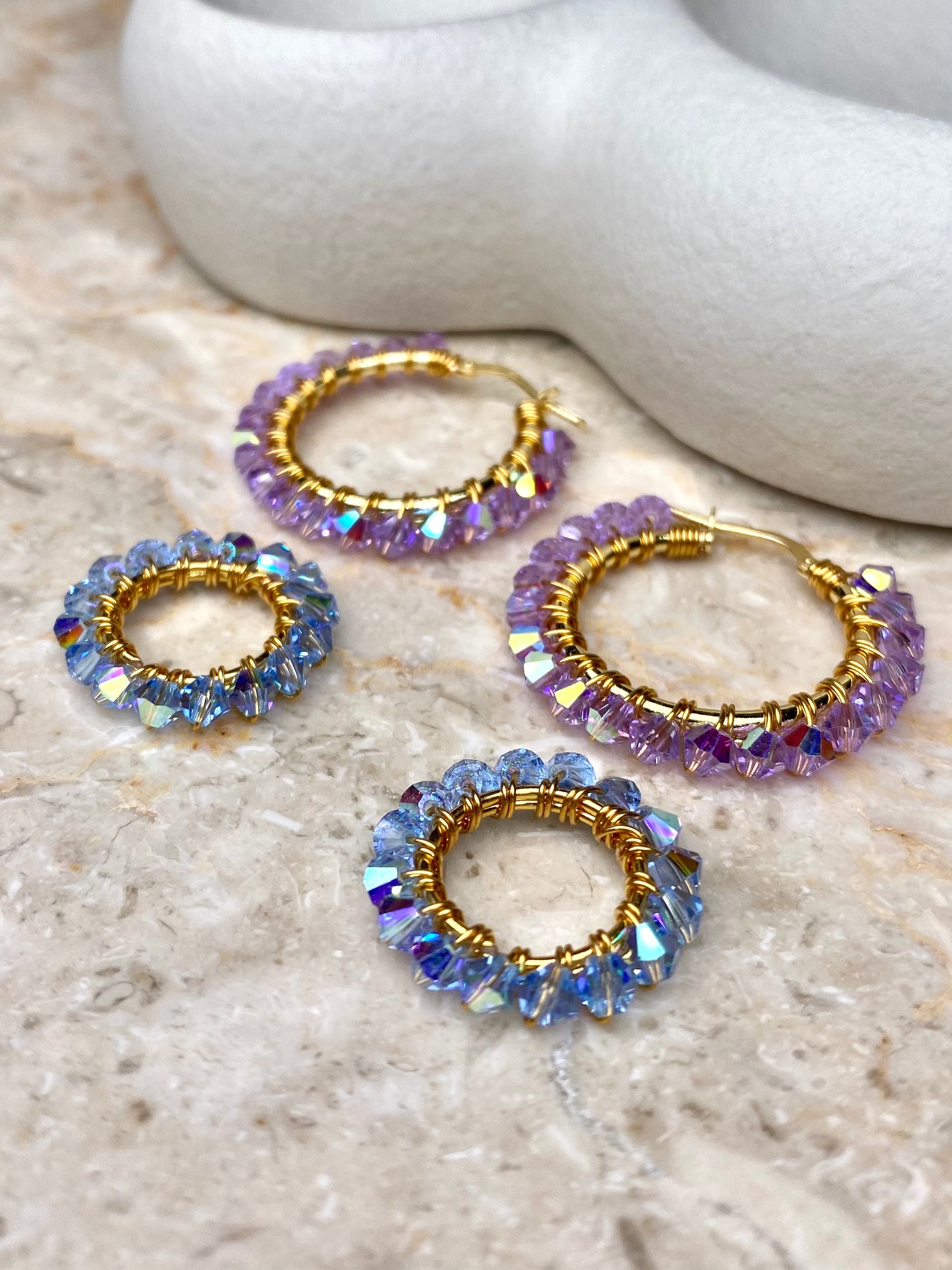 Värikkäät rengaskorvakorut, joissa on irrotettavat riipukset