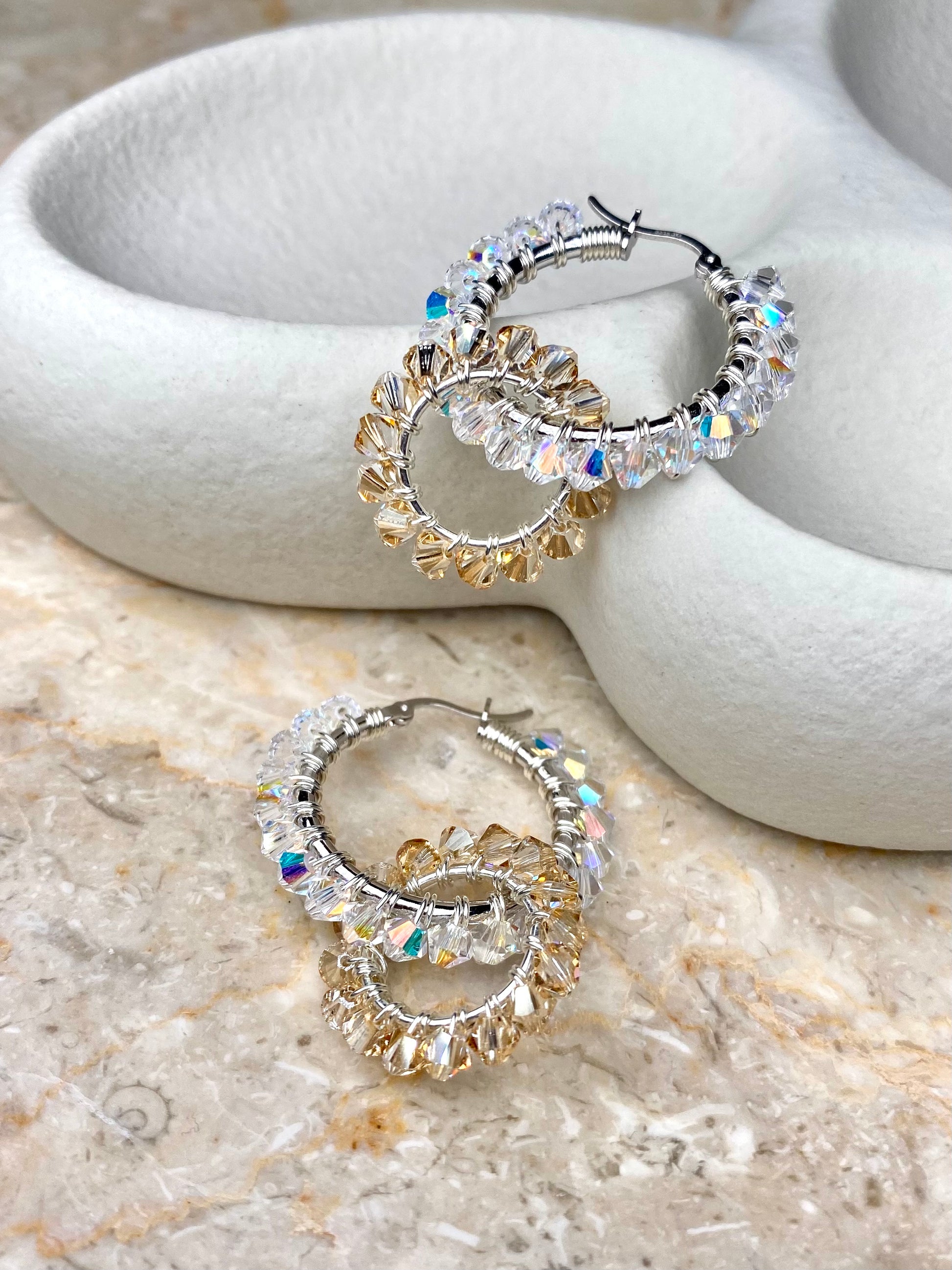 Tuplarengas-korvakorut sampanjan ja kirkkaan värisillä kristalleilla