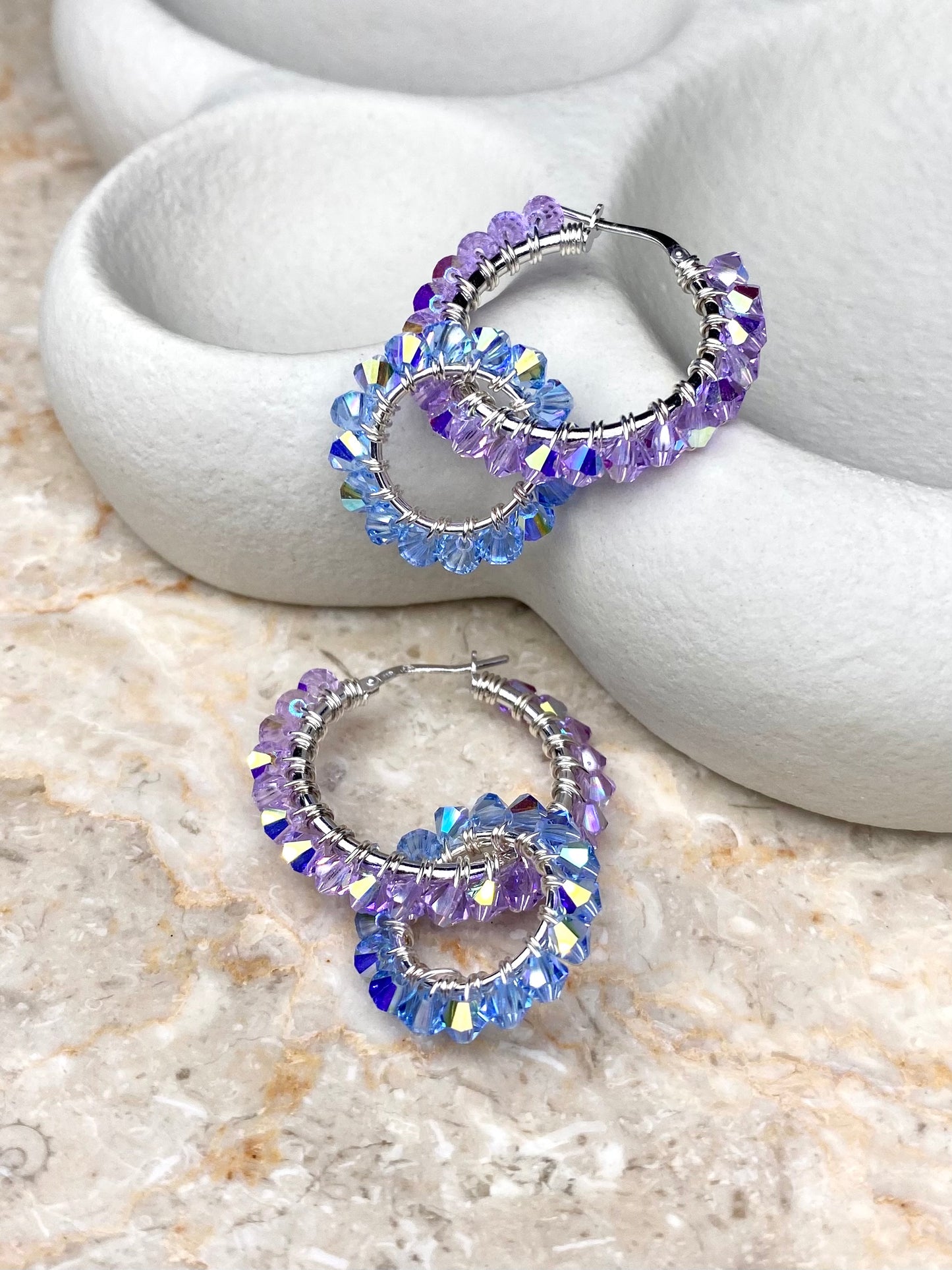 Käsintehdyt näyttävät lilat hopeat korvakorut