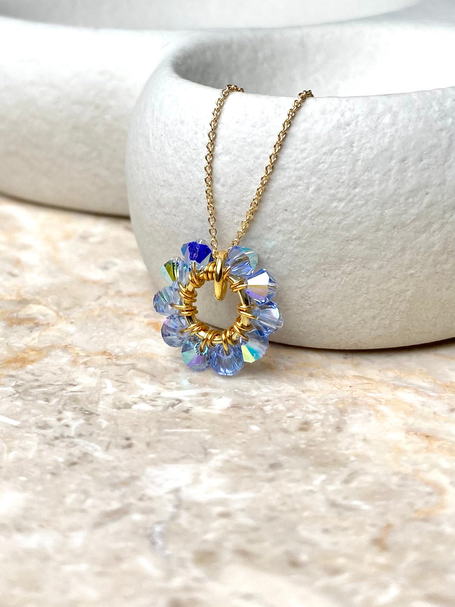 Kaulakoru pienellä vaaleansinisellä rengasriipuksella ja sirolla ketjulla