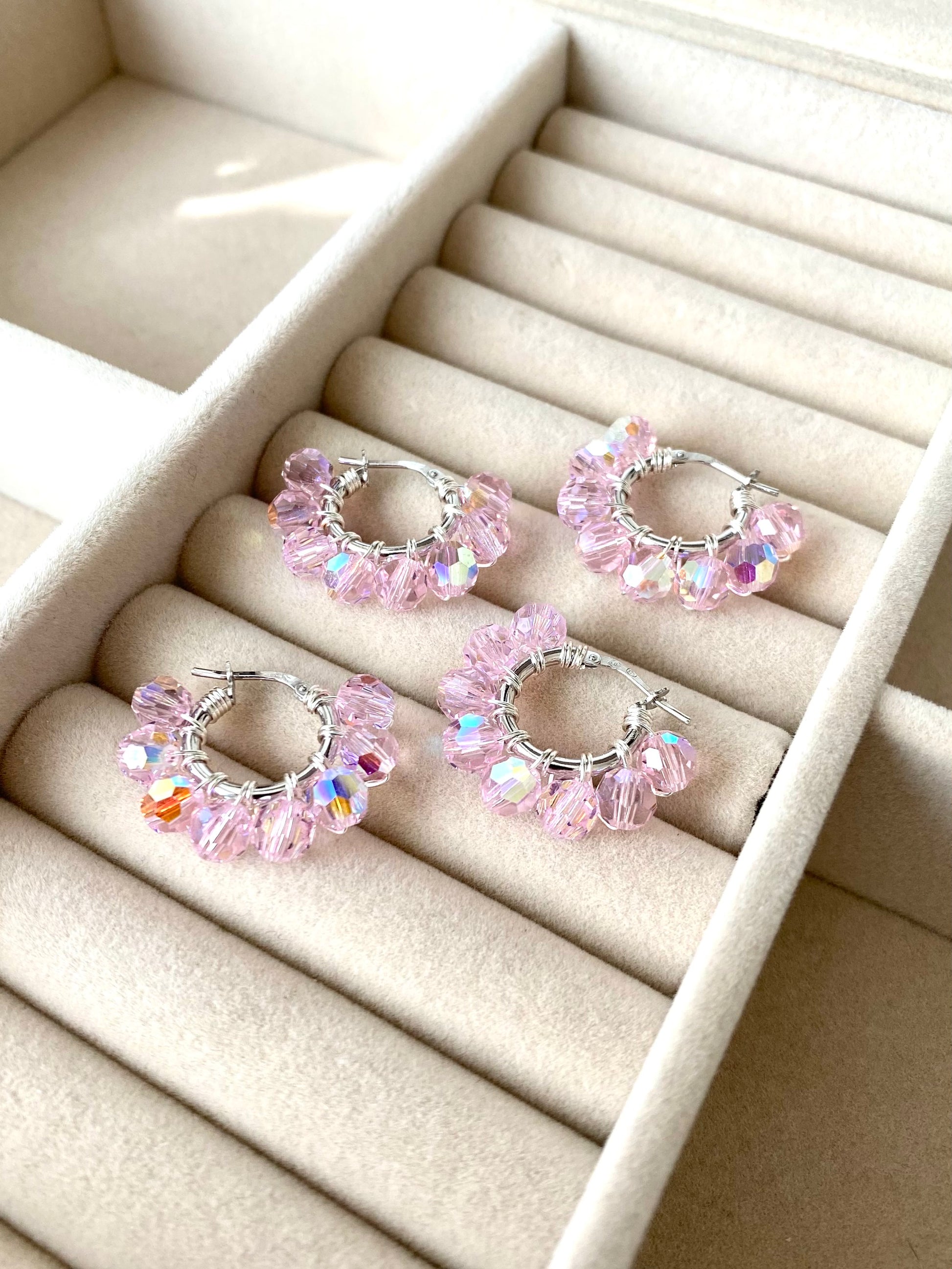 Hopeiset vaaleanpunaiset kristallikorvakorut