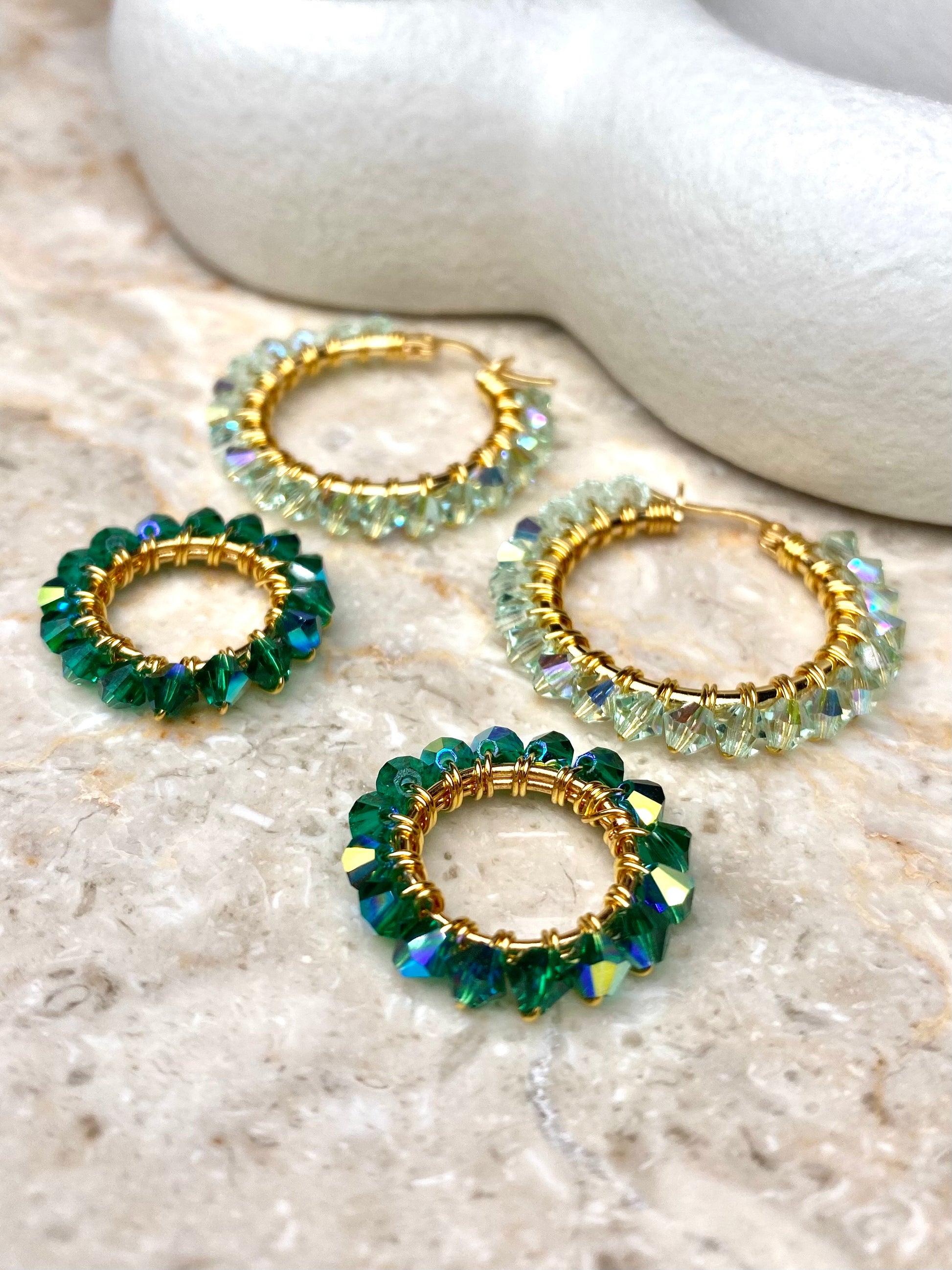 Tummanvihreät korvakorut